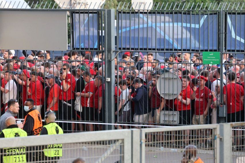 Aficionados del Liverpool esperan para poder ingresar al estadio previo a la final de la Champions League contra el Real Madrid, el 28 de mayo de 2022.
