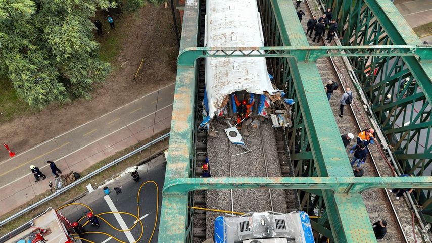 Trabajadores ferroviarios inspeccionan un tren de pasajeros después de que chocó con otro en Buenos Aires, Argentina, el viernes 10 de mayo de 2024.&nbsp;