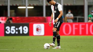 El portugu&eacute;s Cristiano Ronaldo, de la Juventus, lamenta el gol del Milan en duelo de la Serie A en el estadio San Siro de Mil&aacute;n, Italia, el martes 7 de julio de 2020.&nbsp;