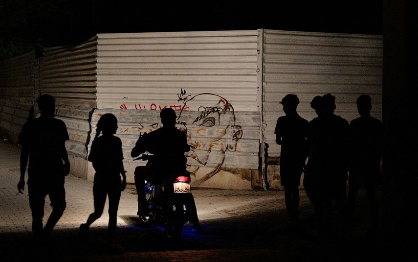 &nbsp;Una silueta de personas se recorta contra la luz de una motocicleta durante el segundo día del apagón nacional en La Habana el 19 de octubre de 2024.