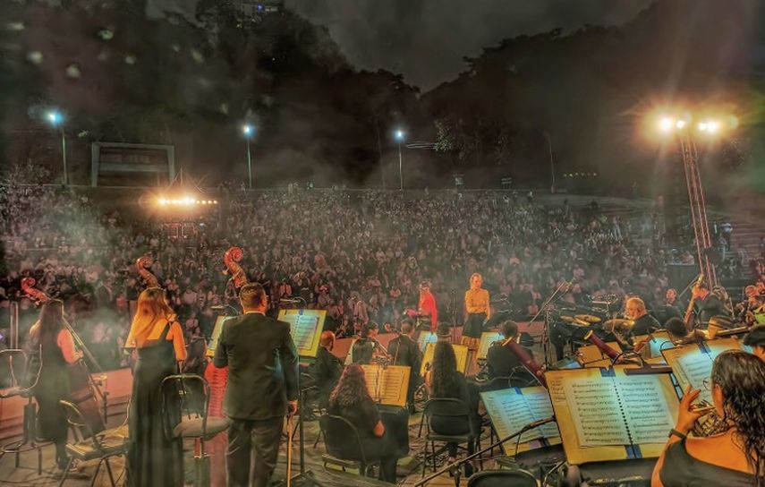 La Orquesta Sinfónica Gran Mariscal de Ayacucho se presenta en Caracas.