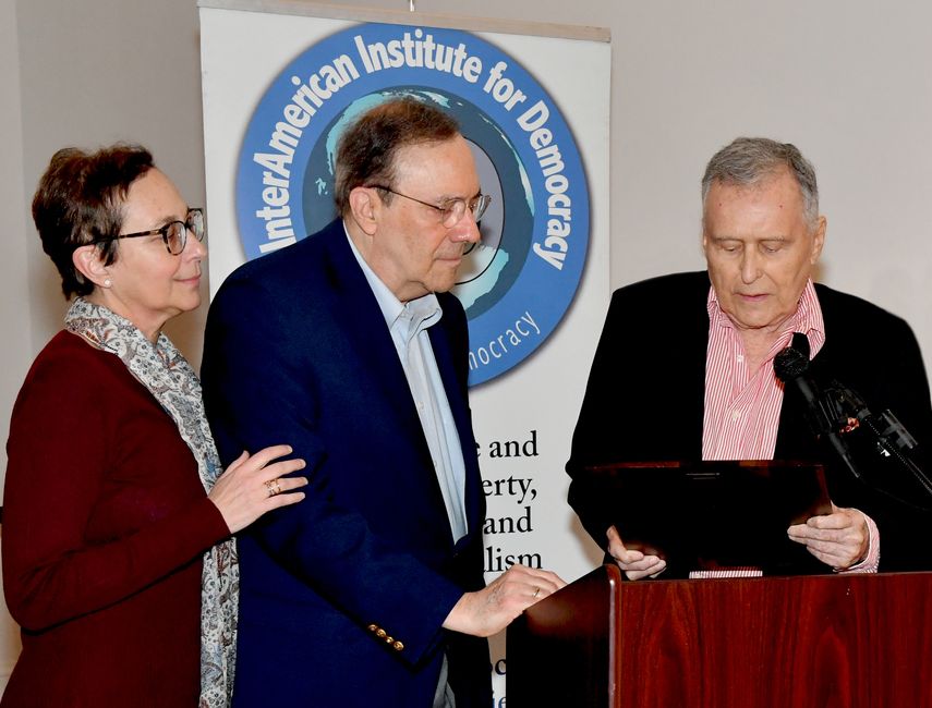 Maurice Ferré (d) entrega la orden Caballero de la República a Carlos Alberto Montaner (c), junto a su hija, Gina (i).
