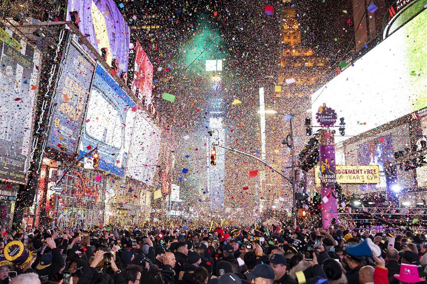 En esta fotografía del 1 de enero de 2020, cae confeti en Times Square en Nueva York durante las celebraciones de año nuevo.