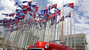 En esta imagen de archivo, un auto descapotable clásico estadounidense pasa junto a la embajada de Estados Unidos en La Habana, Cuba.