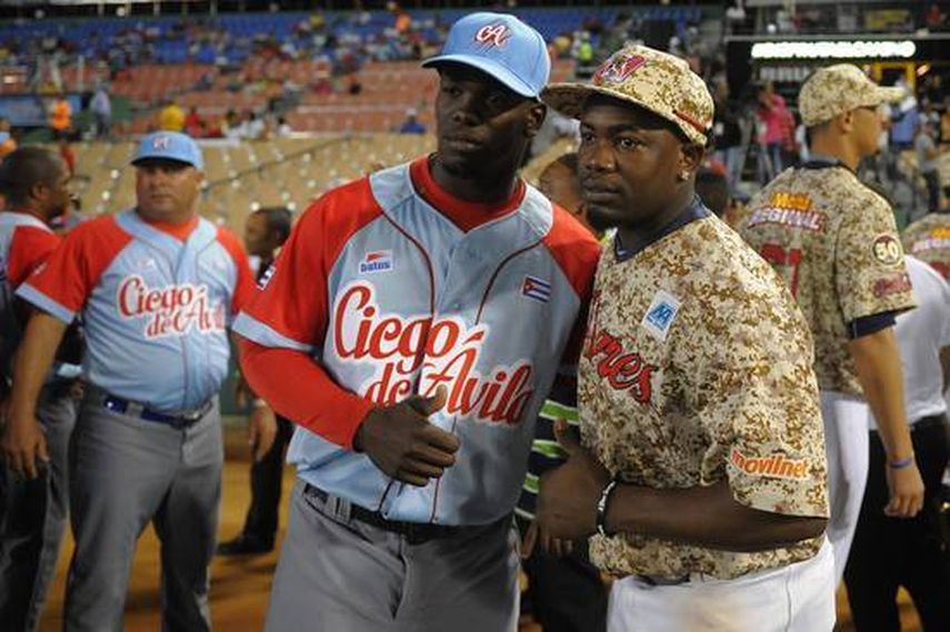 José Adolis García (a la izquierda) espera formar parte del combinado nacional cubano que enfrente a los Rays. (ARCHIVO)