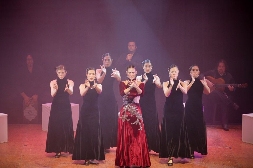 La bailaora Siudy Garrido y su cuerpo de baile. (CORTESÍA)