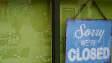 Un café permanece cerrado debido al coronavirus en Quedlinburg, Alemania el 2 de noviembre del 2020