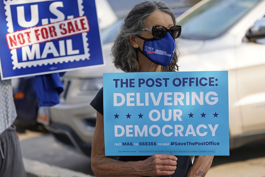 Irene Huber se suma a otros en una marcha en defensa del servicio postal, el sábado 22 de agosto de 2020, en Salt Lake City, Utah. 
