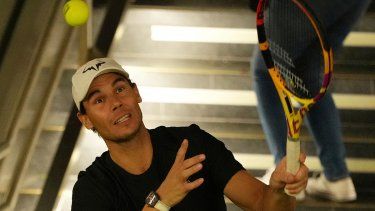 El español Rafael Nadal hace una devolución al noruego Casper Ruud durante un encuentro de minitenis en una estación del tren subterráneo en Quito, el domingo 27 de noviembre de 2022.