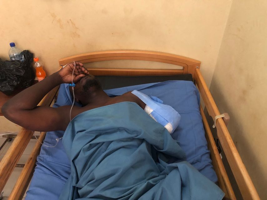 Un soldado herido está tendido en una cama en un hospital militar de Uagadugú, la capital de Burkina Faso, martes 27 de abril de 2021. Dos ciudadanos españoles han muerto en una emboscada en el este de Burkina Faso, dice el gobierno español&nbsp;
