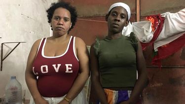 Jennifer Hernández e Iracema Puentes, dos de las madres que ocupan en local.&nbsp;