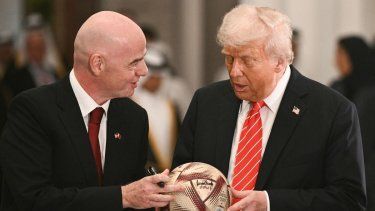 El presidente de la FIFA, Gianni Infantino (izquierda), y el máximo mandatario de los Estados Unidos, Donald Trump, durante una ceremonia en Doha, el 14 de mayo de 2025.
