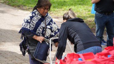 Una mujer recibe alimentos en Miami.