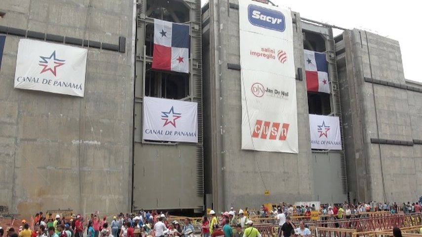Dos de las descomunales compuertas de la cámara alta de las nuevas esclusas del Pacífico. (Cortesía José Antonio Gil)