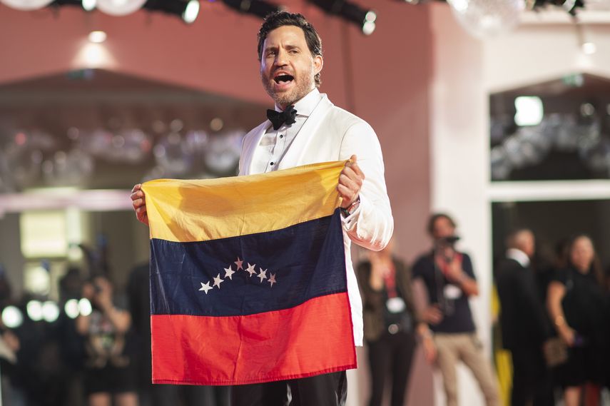 El actor Edgar Ramírez posa con la bandera de Venezuela a su llegada al estreno del filme Wasp Network en la edición número 76 del Festival de Cine de Venecia. 