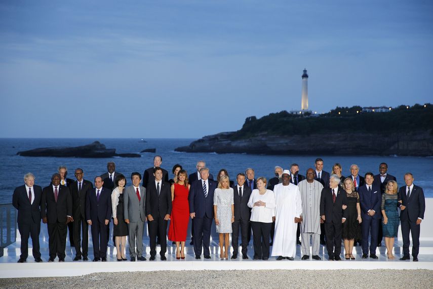 Los líderes del Grupo de los Siete y otros invitados posan para una foto grupal el domingo 25 de agosto de 2019, en Biarritz, Francia.&nbsp;