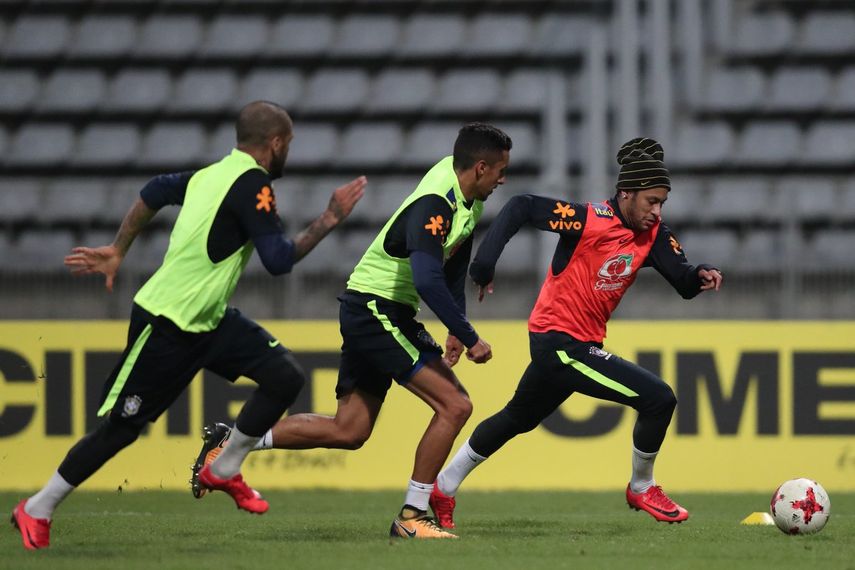 Neymar trabajó a la par de los jugadores que entrenaron en campo.