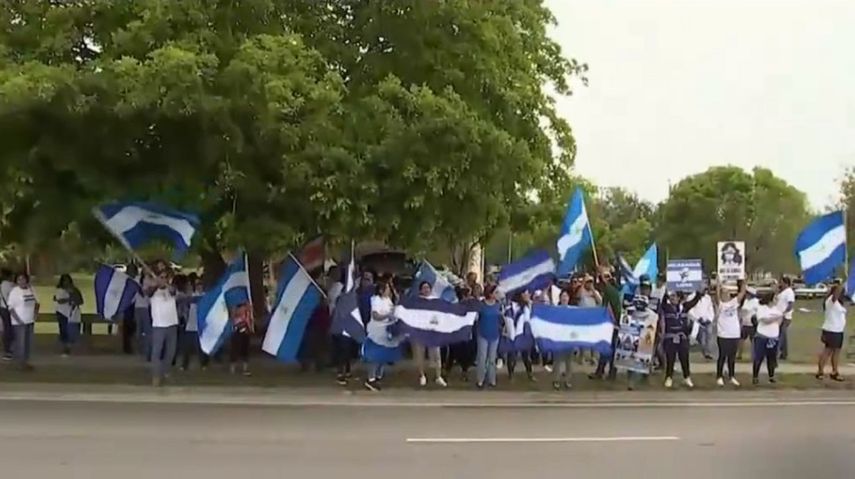 Decenas de nicaragüenses en el exilio protestan con banderas de su país en las inmediaciones del parque Rubén Darío, en Miami, contra el régimen de Daniel Ortega.