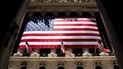 La bandera estadounidense en la fachada de la Bolsa de Wall Street.