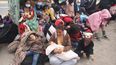 Los migrantes venezolanos se reúnen después de cruzar ilegalmente la frontera entre Bolivia y Chile en Colchane, Chile, el 3 de febrero de 2021.