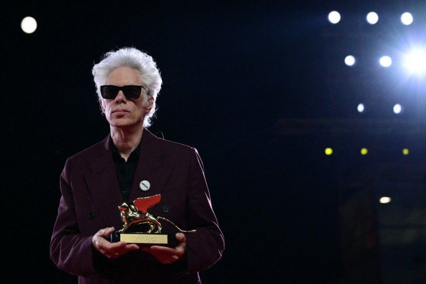 El director estadounidense Jim Jarmusch posa con León de Oro, máximo galardón que otorga el Festival de Cine de Venecia.&nbsp;
