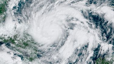 Esta imagen satelital GeoColor tomada el lunes 2 de noviembre de 2020 a la 1 p.m. EDT y proporcionado por la Oficina Nacional de Administración Oceánica y Atmosférica (NOAA, por sus siglas en inglés) muestra al huracán Eta en el Golfo de México acercándose a la frontera de Honduras y Nicaragua.&nbsp;