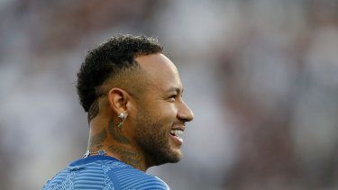 El delantero del Santos, Neymar, calienta antes de un partido de semifinal del Campeonato Paulista A1 ante el Corinthians en la Arena Corinthians de Sao Paulo, el 9 de marzo de 2025.&nbsp;