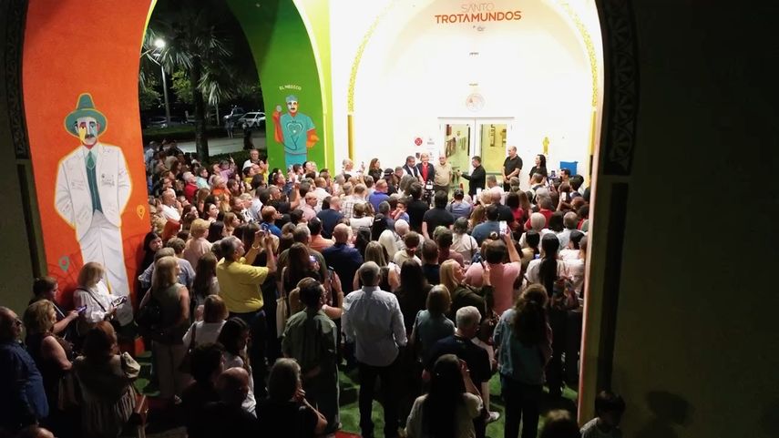 Comunidad de Weston se congrega en la parroquia St. Katharine Drexel para la inauguración del mural Santo Trotamundos en honor a Dr. José Gregorio Hernández, beato venezolano que será canonizado en octubre.&nbsp;