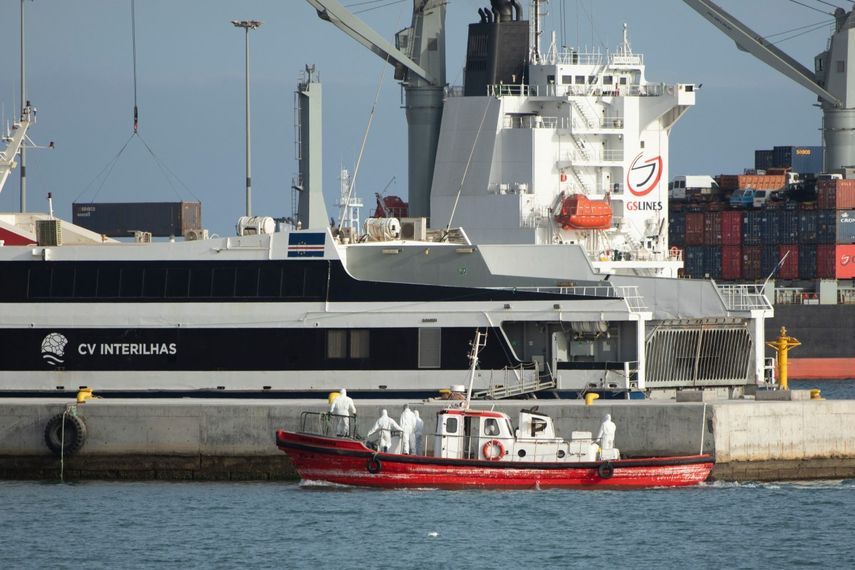 Una lancha ambulancia visitó al cruceros este martes 5 de mayo que está fondeado frente al puerto de Cabo Verde. (AFP)