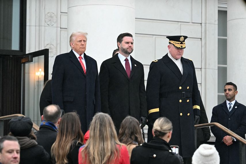 El presidente electo de Estados Unidos, Donald Trump, y el vicepresidente electo, J.D. Vance, llegan para participar en una ceremonia de colocación de una corona de flores en la Tumba del Soldado Desconocido en el Cementerio Nacional de Arlington, en Arlington, Virginia, el 19 de enero de 2025.