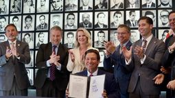 Ron DeSantis, gobernador de Florida tras la firma este viernes en Miami de la nueva ley HB 905, en el Museo de la Brigada 2506.