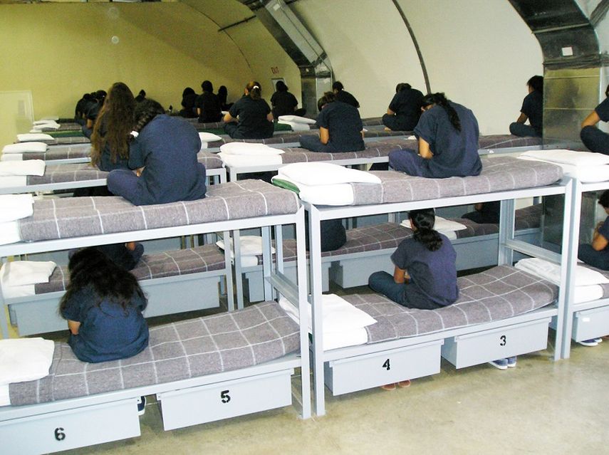 Jóvenes inmigrantes permanecen sentadas en el Centro Detención de Raymondville, Texas. (ARCHIVO)