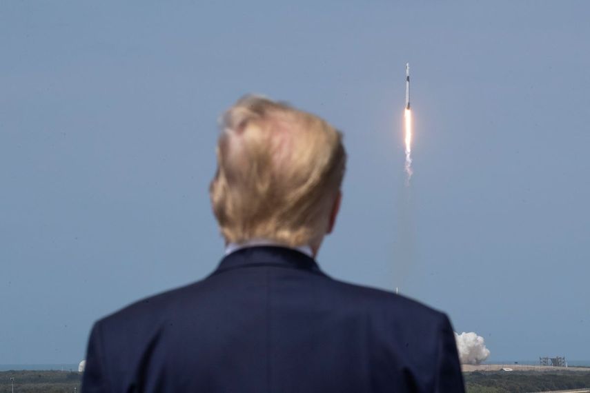 El presidente Donald Trump observa el vuelo de SpaceX a la Estaci&oacute;n Espacial Internacional en el Centro Espacial Kennedy el s&aacute;bado 30 de mayo de 2020 en Cabo Ca&ntilde;averal, Florida.&nbsp;