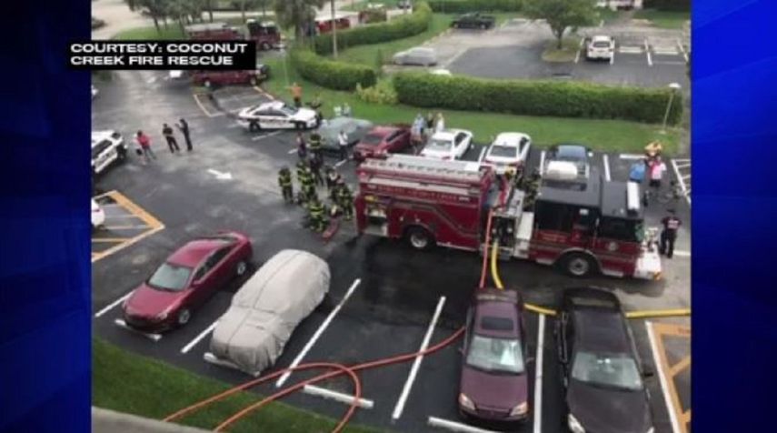Aspecto de la operación desarrollada por los bomberos para apagar el fuego en un apartamento en Coconut Creek.