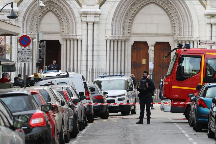 Policías y bomberos franceses aseguran la Basílica de Notre-Dame de Nice después de un ataque con cuchillo en Niza el 29 de octubre de 2020.&nbsp; &nbsp;