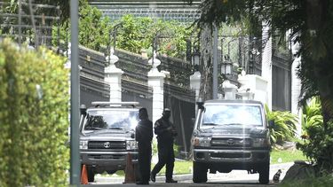 Miembros de la policía de inteligencia del SEBIN custodian los perímetros de la residencia del embajador español donde el líder opositor Leopoldo López había sido invitado luego de participar en un fallido levantamiento militar, en Caracas, Venezuela. Foto del 24 de octubre de 2020.&nbsp;