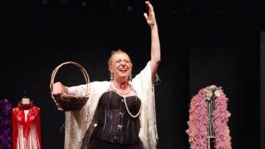 Con el espectáculo Fumando espero, el penúltimo cuplé, Eugenia Sancho entregó al público fue una pequeña pieza de teatro musical.