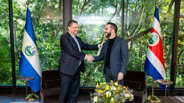 En esta imagen, difundida por la oficina de prensa de la Presidencia de El Salvador, el presidente salvadoreño Nayib Bukele (d) saluda al presidente costarricense Rodrigo Chaves (i) para la firma de la alianza Escudo de las Américas, que incluye trabajo conjunto en proyectos de seguridad, economía y ayuda mutua en el Congo, en San Salvador, el 11 de diciembre de 2025.&nbsp;
