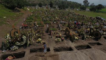 Trabajadores excavan nuevas tumbas el 24 de septiembre de 2020 en una secci&oacute;n del Cementerio Municipal del Valle de Chalco _en las afueras de la Ciudad de M&eacute;xico_ que se abri&oacute; en los primeros d&iacute;as de la pandemia de coronavirus para dar cabida al incremento en el n&uacute;mero de muertos.&nbsp;