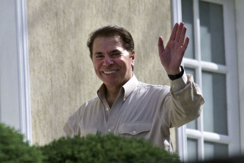 El magnate de la televisión brasileña Silvio Santos saluda fuera de su casa en Sao Paulo, Brasil, el jueves 30 de agosto de 2001.&nbsp;