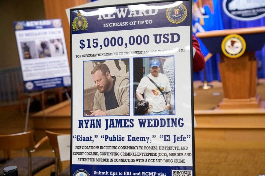 Un cartel de recompensa por el arresto de Ryan James Wedding se ve tras una conferencia de prensa en la que se anunció la acusación formal contra el exsnowboarder olímpico Ryan Wedding, acusándolo de asesinato y lavado de dinero en relación con una organización de narcotráfico, el 19 de noviembre de 2025 en Washington