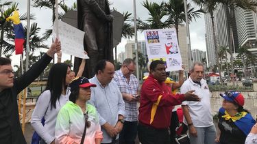 Delante de la estatua del Libertador Simón Bolívar, exiliados venezolanos expresaron su descontento por el proceso electoral que se avecina en ese país sudamericano.