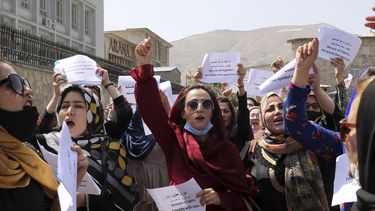 Mujeres participan en una protesta para exigir derechos bajo el gobierno talibán, en Kabul, Afganistán, el 3 de septiembre de 2021. 