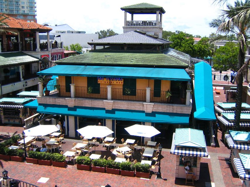 Vista panorámica del centro comercial CocoWalk. (CORTESÍA)