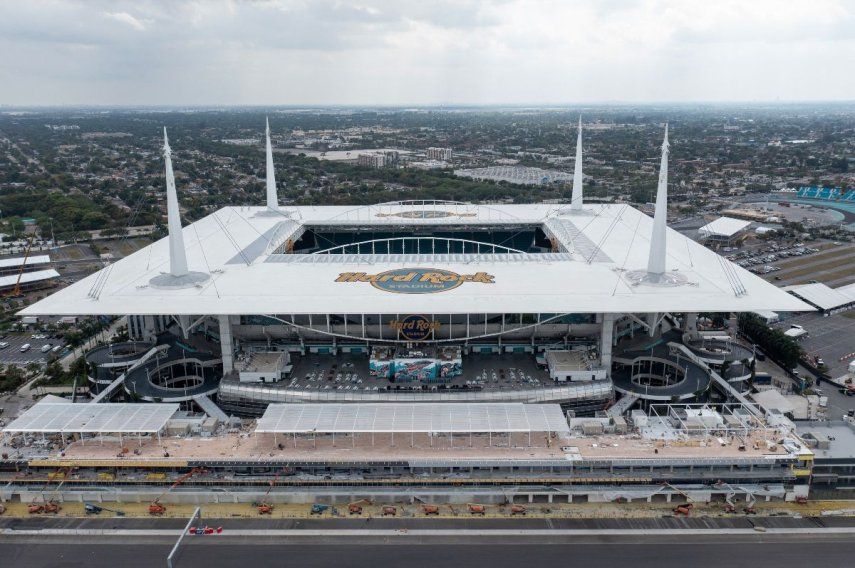 La imagen ofrece una vista aérea del Hard Rock Stadium de la ciudad de Miami, Florida.