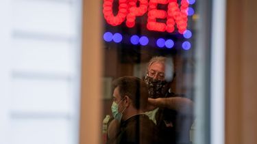 Paul Furrer le corta el cabello a Jeff Jones en la barber&iacute;a Ricks, el jueves 14 de mayo de 2020, en Waukesha, Wisconsin.&nbsp;