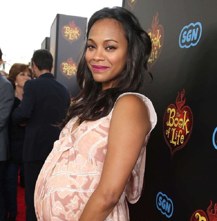 La actriz Zoe Saldaña posa con su pancita, 2014. (AP). 