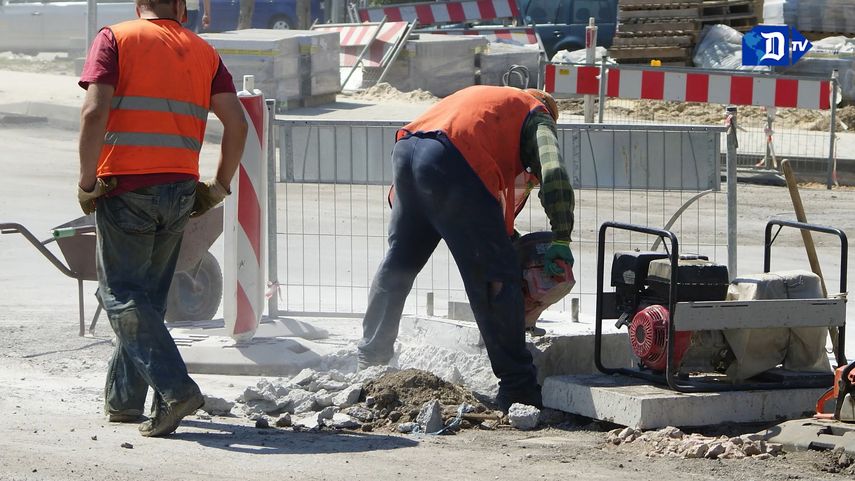 Fotografía de dos trabajadores en una obra en construcción.