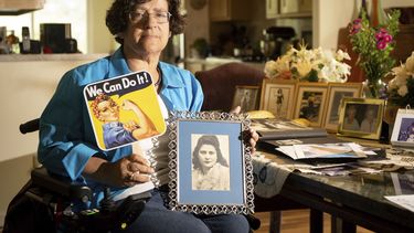 Dorene Giacopini sostiene una foto de su madre, Primetta Giacopini, mientras posa para una foto en su casa de Richmond, California, el lunes 27 de septiembre de 2021. La vida de Primetta Giacopini terminó como había comenzado: en una pandemia. Tenía dos años cuando perdió a su madre por la gripe española en Connecticut, en 1918. Giacopini contrajo COVID-19 este mes. La mujer, de 105 años, luchó contra la enfermedad durante una semana antes de morir el 16 de septiembre.&nbsp;
