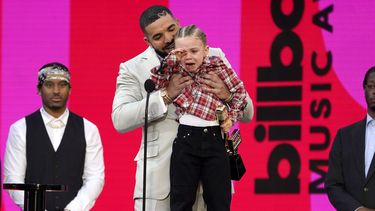 Drake, junto a su hijo Adonis Graham, recibe el premio al Artista de la Década durante la ceremonia de los Premios Billboard de la Música, el domingo 23 de mayo de 2021 en el Teatro Microsoft en Los Angeles.&nbsp;